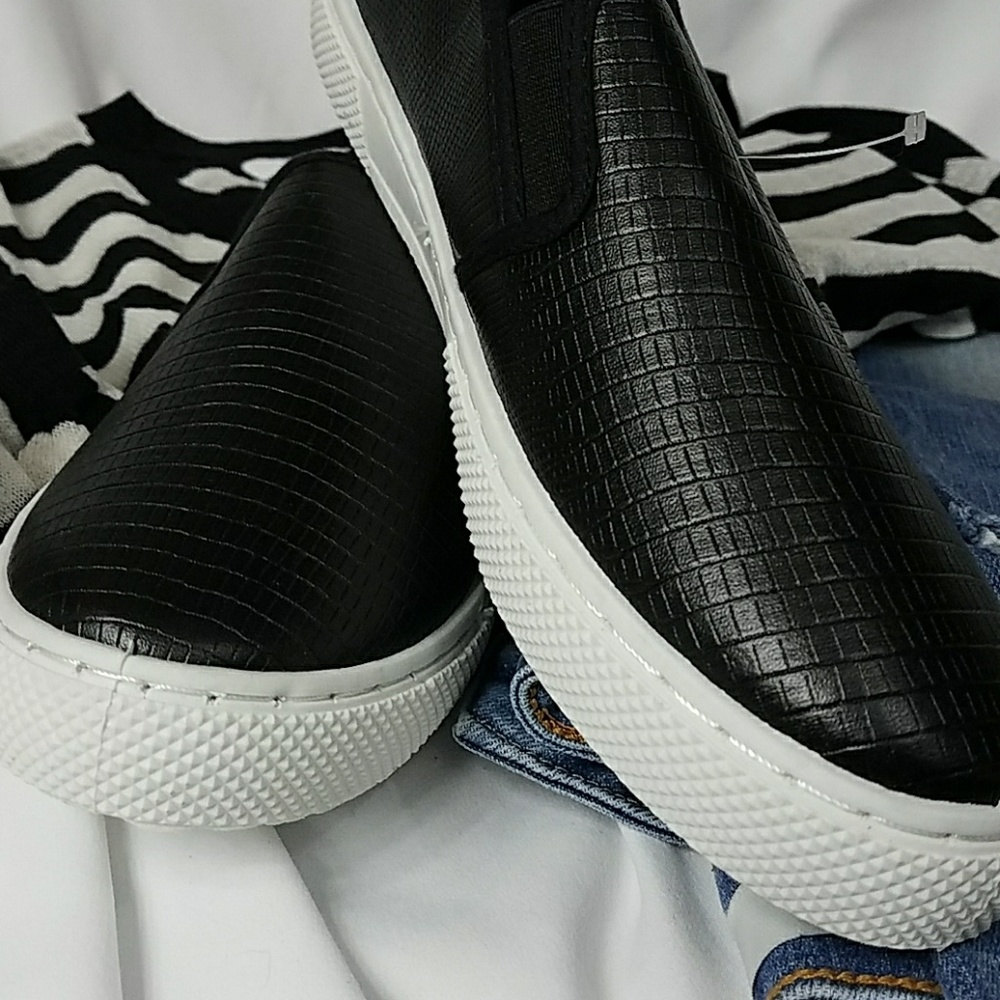 🎆HP🎆❣5🌟❣Black Vegan Leather Sneakers❣ - Picture 4 of 5